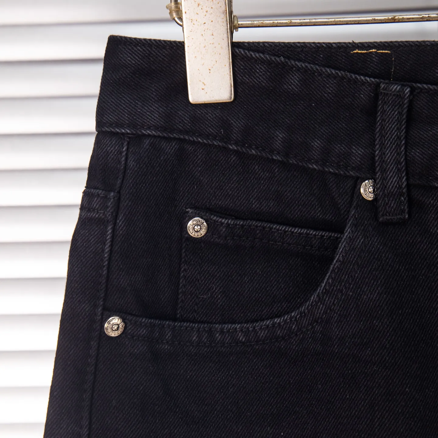 P260 Chrome Hearts Black Pants Sanskrit Black and White Patch Leather Jeans CH jeans need to be washed and then disassembled and hand-stitched with sheepskin cross leather and then spliced ​​together to complete. The whole piece has too many craftsmanship to explain, patchwork cross pattern embellishment, high-waisted washed jeans! ! Absolutely high-end luxury products, god-level single products and super popular products, made with top heavy industry, a must-see magic weapon. Customized hardware. The fabric is thick and soft after washing. It has good breathability. Customized small leather label. Unique design. The details are simple and elegant, and the workmanship is exquisite. The entire trousers are neatly routed and the details are in place! It’s so cool that both men and women can easily control the genderless trend! Style number: 1875# Color: black Size: 28 30 32 34